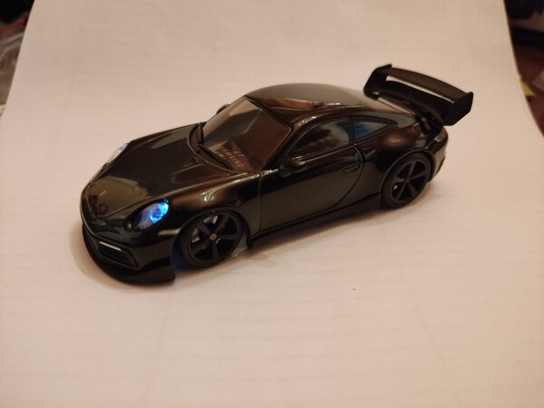 Porsche 911 (992) mit Hommage RSR Spoiler und Body Kit